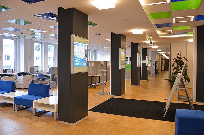Foyer des Leibniz Universität IT Services - mit Wartbereich, Datenstation für Studierende und Druckmarkenausgabe
