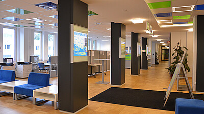 Foyer des Leibniz Universität IT Services - mit Wartbereich, Datenstation für Studierende und Druckmarkenausgabe